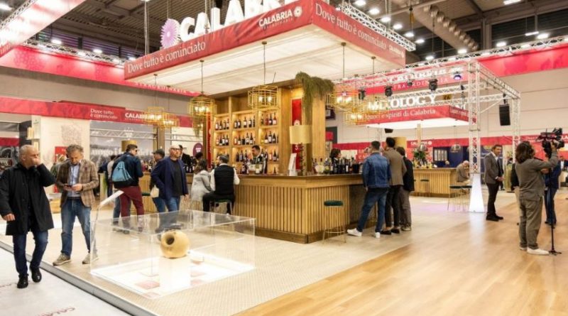La Calabria del vino raddoppia: la scommessa di Vinitaly and the City tra i segreti di Sibari e il vento dello Stretto
