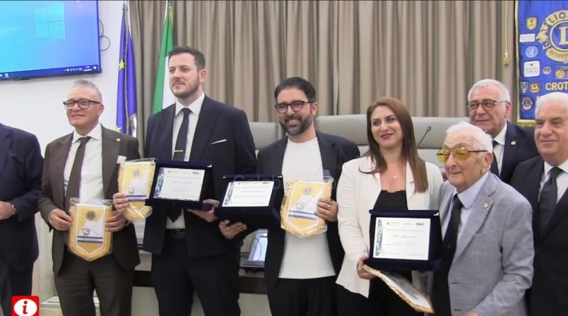 VIDEO – Il Lions Club premia Antonio Affidato, Pupa e Sfortuniano 3 Ambasciatori crotonesi dell’ Arte