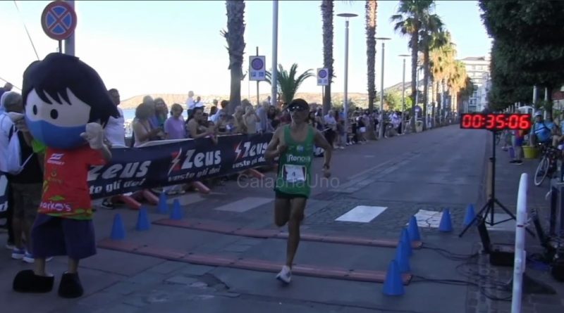 VIDEO – Un tramonto di corsa tra storia e solidarietà: la dodicesima Capo Colonna-Crotone consacra lo sport ionico