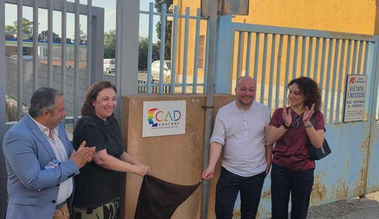 VIDEO – Crotone, inaugurato nella sede di Sabir il Centro Anti Discriminazioni LGBT+