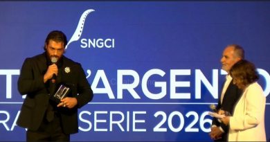 VIDEO – L’oro di Michele Affidato illumina i Nastri d’Argento Grandi Serie 2026: trionfo al San Carlo per Can Yaman, Luisa Ranieri e i giganti della fiction VIDEO – L’oro di Michele Affidato illumina i Nastri d’Argento Grandi Serie 2026: trionfo al San Carlo per Can Yaman, Luisa Ranieri e i giganti della fiction