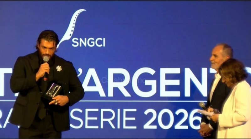 VIDEO – L’oro di Michele Affidato illumina i Nastri d’Argento Grandi Serie 2026: trionfo al San Carlo per Can Yaman, Luisa Ranieri e i giganti della fiction VIDEO – L’oro di Michele Affidato illumina i Nastri d’Argento Grandi Serie 2026: trionfo al San Carlo per Can Yaman, Luisa Ranieri e i giganti della fiction