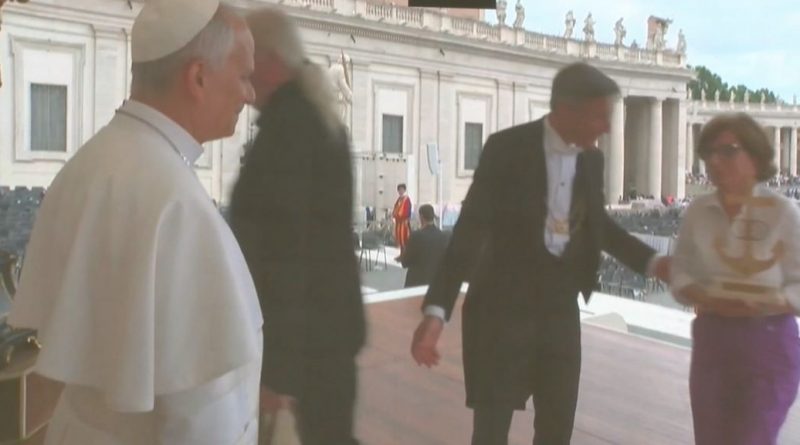 VIDEO – Il Papa Benedice l’Ancora Trinitaria realizzata dal Liceo Artistico di S. Giovanni in F. e da Michele Affidato: Un Simbolo di Speranza e Creatività