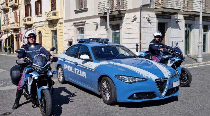 Crotone, scatta il divieto di avvicinamento per stalking: braccialetto elettronico a un uomo ossessionato