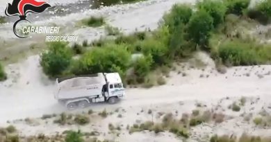 VIDEO – Blitz all’alba nella Locride: fiumi di sabbia rubata e l’ombra dei clan nell’operazione “Golden River”