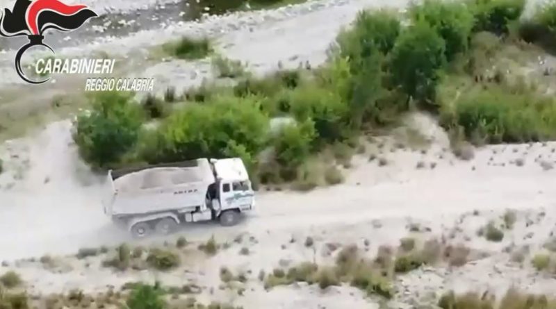 VIDEO – Blitz all’alba nella Locride: fiumi di sabbia rubata e l’ombra dei clan nell’operazione “Golden River”