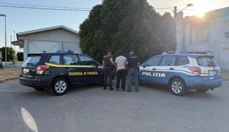 Crotone, stretta sul traffico di esseri umani: arrestati tre scafisti dopo gli sbarchi di inizio giugno
