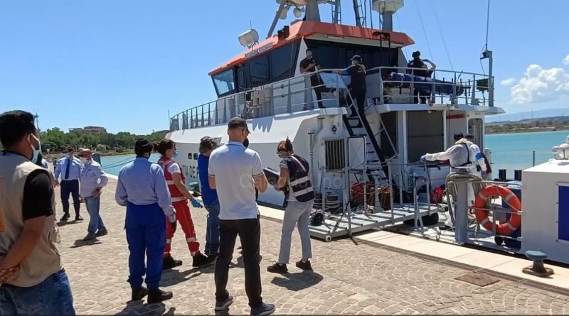 VIDEO – Primo Sbarco del 2026 nel Porto di Crotone: 29 Migranti Recuperati dal Mare