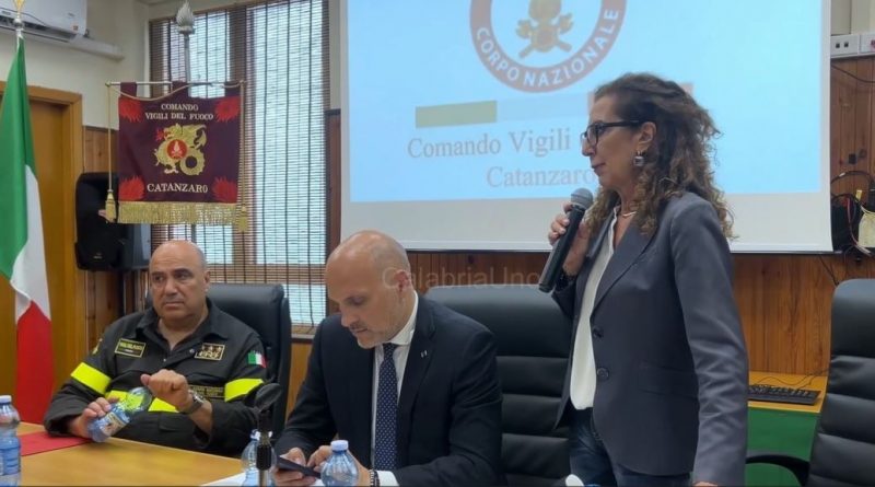 VIDEO – Incendi a Crotone, i vertici dei Vigili del Fuoco e del Viminale in prima linea: “Risposta strutturale contro l’emergenza”