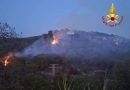 Vasto incendio nel Vibonese: treni bloccati tra Eccellente e Rosarno, in azione Vigili del Fuoco e Calabria Verde