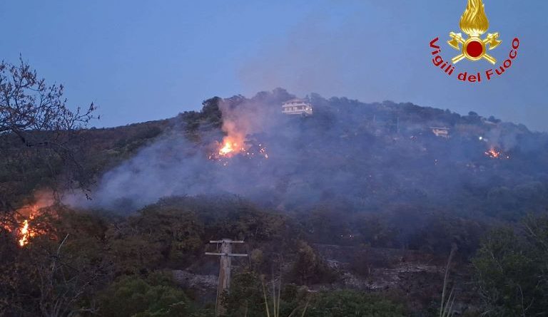 Vasto incendio nel Vibonese: treni bloccati tra Eccellente e Rosarno, in azione Vigili del Fuoco e Calabria Verde