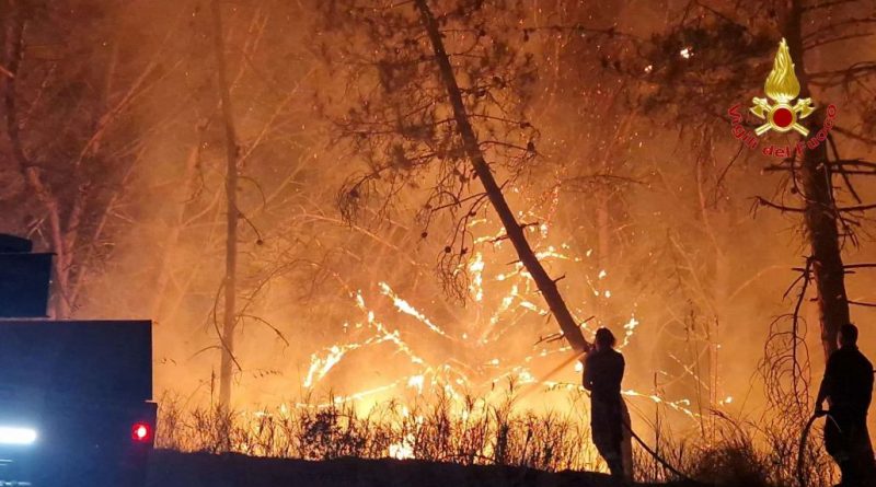 Emergenza incendi in Calabria: è assedio dei piromani. Scoperti inneschi ritardati e trappole crudeli