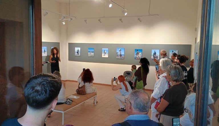 Badolato (CZ) – Corsa contro il tempo per la mostra fotografica sui “Vu’ Cumprà”