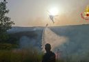 Emergenza roghi nel Vibonese: oltre trenta interventi in dodici ore. Paura a Crotone per l’incendio di un climatizzatore