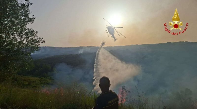 Emergenza roghi nel Vibonese: oltre trenta interventi in dodici ore. Paura a Crotone per l’incendio di un climatizzatore