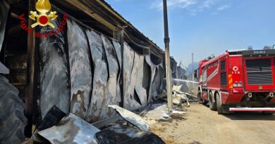 VIDEO – Emergenza roghi nel Crotonese: fiamme in un’azienda a Crotone e un vasto incendio boschivo a Cirò Marina