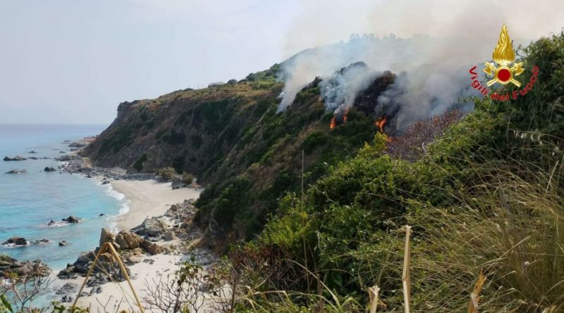 Vibo Valentia, vasto incendio a Zambrone: traffico ferroviario sospeso e intervento dei Vigili del Fuoco