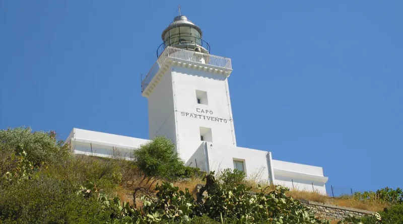 La contesa del punto più a sud d’Italia: tra Palizzi e Melito Porto Salvo l’abbraccio tra Ionio e Tirreno vale oro per il turismo