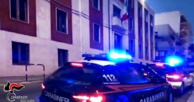 Inseguimento nella notte a Reggio Calabria: Carabinieri aggrediti dalla folla dopo un folle volo in auto, due arresti
