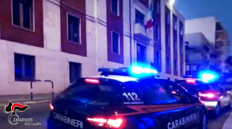 Inseguimento nella notte a Reggio Calabria: Carabinieri aggrediti dalla folla dopo un folle volo in auto, due arresti