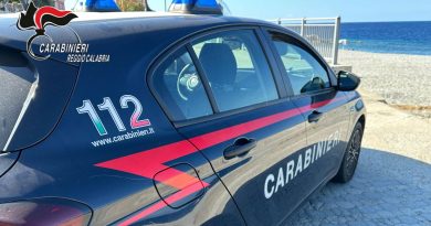 Blitz dei Carabinieri sul litorale jonico: sigilli a uno stabilimento balneare tra allacci abusivi, ombrelloni “pirata” e cibo senza tracciabilità