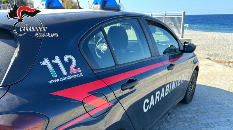Blitz dei Carabinieri sul litorale jonico: sigilli a uno stabilimento balneare tra allacci abusivi, ombrelloni “pirata” e cibo senza tracciabilità