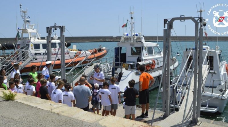 Sentinelle del mare crescono: a Crotone la Guardia Costiera apre le porte ai piccoli dei centri estivi