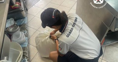 Blitz della Guardia Costiera nel Crotonese: raffica di multe ai lidi e sequestri di pesce nei ristoranti