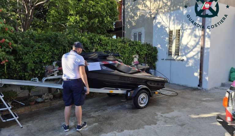 Fine settimana di fuoco sullo Jonio: patenti fantasma, incursioni tra i bagnanti e un salvataggio notturno al largo di Crotone