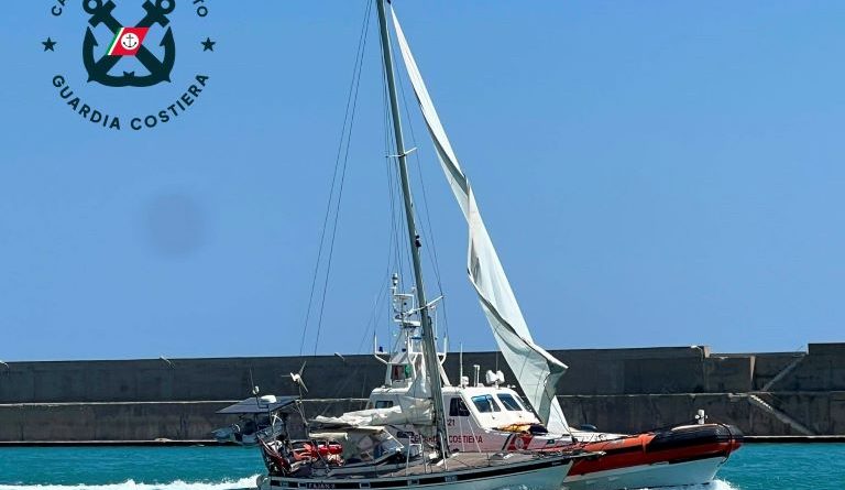 Vento teso e vele bloccate: la Guardia Costiera di Crotone trae in salvo un ottantacinquenne austriaco alla deriva