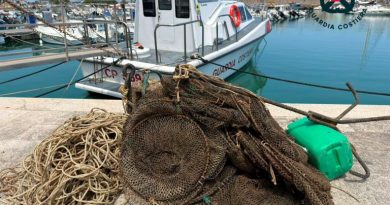 Blitz contro la pesca illegale e l’abusivismo a Crotone: sequestri e sanzioni della Guardia Costiera