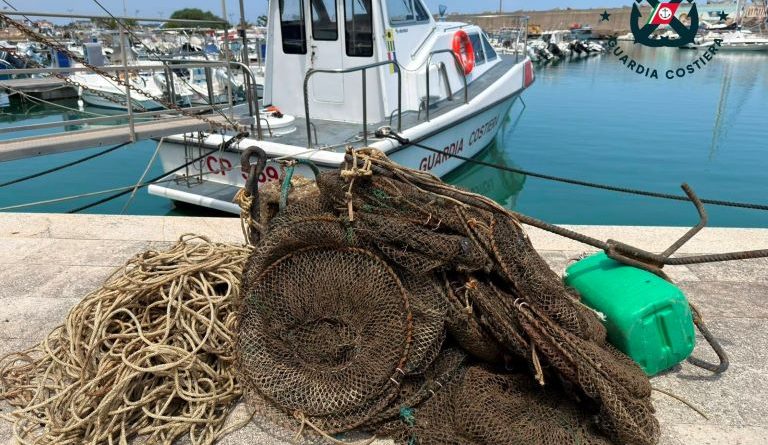 Blitz contro la pesca illegale e l’abusivismo a Crotone: sequestri e sanzioni della Guardia Costiera