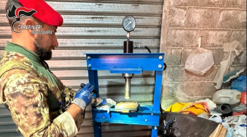 VIDEO – San Luca, scoperto nell’Aspromonte un laboratorio clandestino per la raffinazione della cocaina