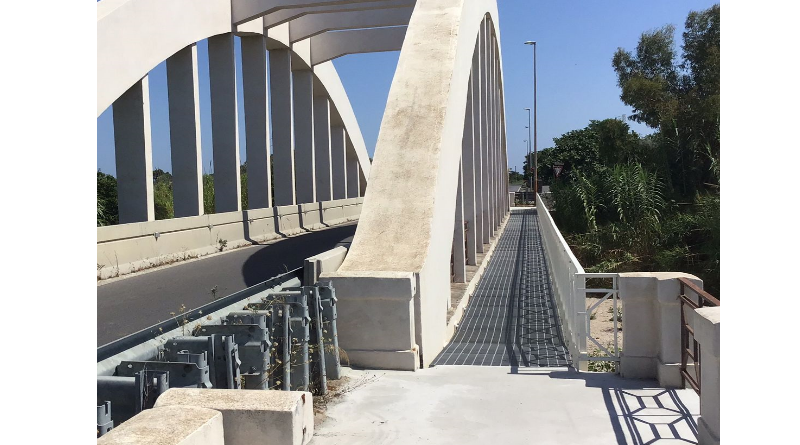 VIDEO – Badolato, addio al semaforo del pericolo: pronta la nuova passerella pedonale sul Ponte Vodà