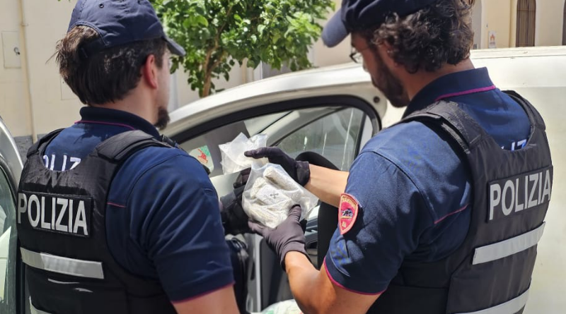 Crotone, blitz della Polizia nella movida: sequestrato un chilo di hashish nascosto in un furgone abbandonato