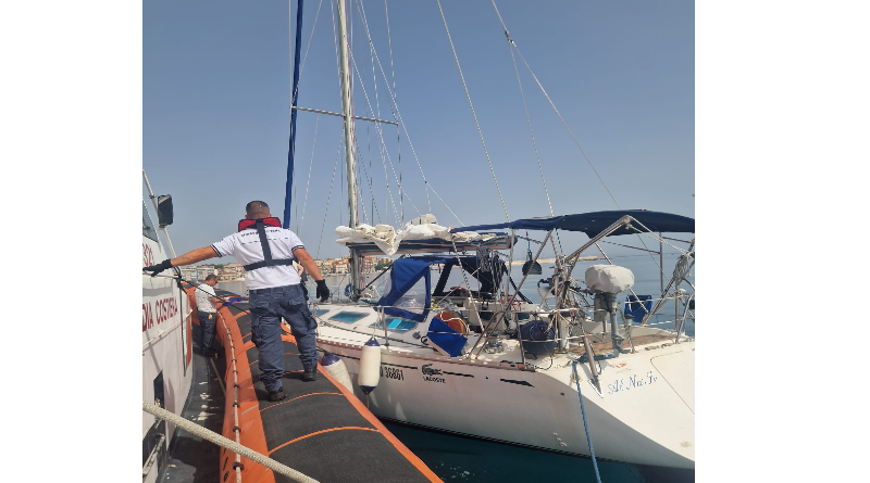 Paura al largo di Capo Colonna: la Guardia Costiera salva una famiglia di turisti austriaci Paura al largo di Capo Colonna: la Guardia Costiera salva una famiglia di turisti austriaci