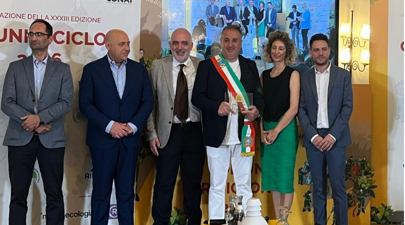 Rivoluzione green a Crotone: trionfo romano a “Comuni Ricicloni” e raccolta differenziata oltre il 50%