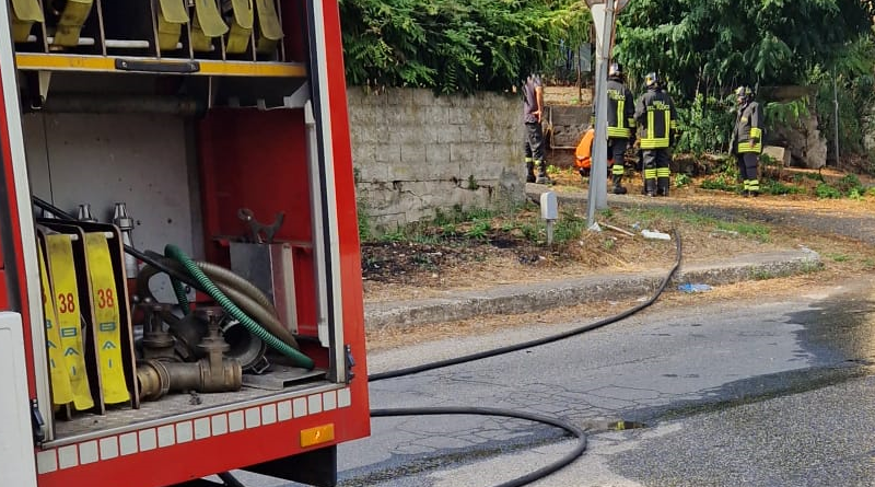 San Costantino Calabro: fuga di gas sulla SP 77, l’intervento tempestivo dei Vigili del Fuoco evita il peggio
