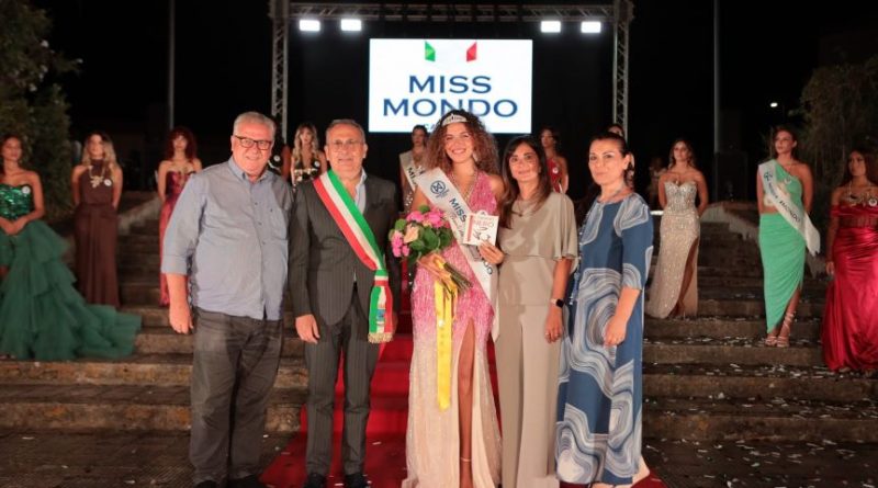 Miss Mondo Calabria, a Terranova Sappo Minulio la scalinata si trasforma in una passerella di eleganza. Vince Marta Maria Deni