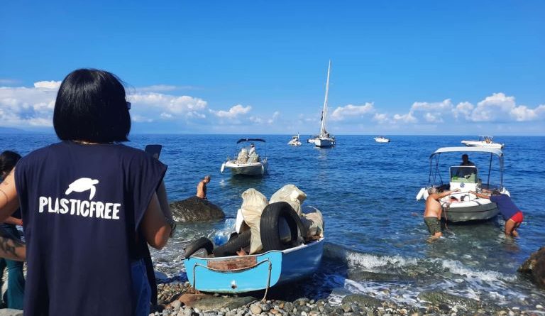 SOS Marinella: a Palmi volontari e sub si mobilitano per salvare spiaggia e fondali