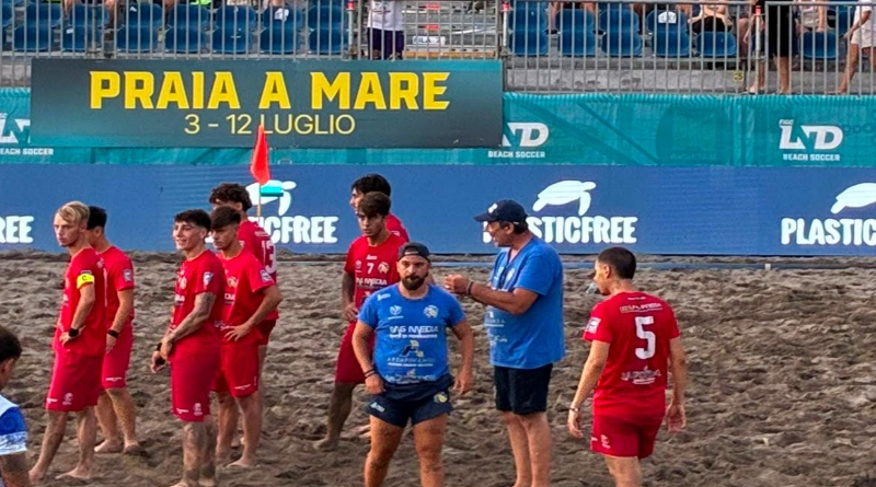 Praia a Mare, la Poule Scudetto di Beach Soccer gioca la partita più importante: quella per l’ambiente al fianco di Plastic Free