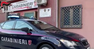 Petilia Policastro, denunciato un uomo per spaccio: incastrato dalle telecamere mentre nascondeva l’hashish sotto un masso