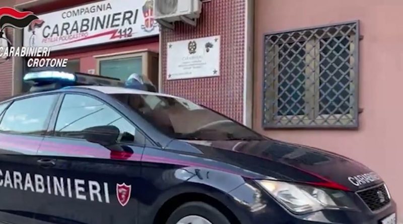 Petilia Policastro, denunciato un uomo per spaccio: incastrato dalle telecamere mentre nascondeva l’hashish sotto un masso