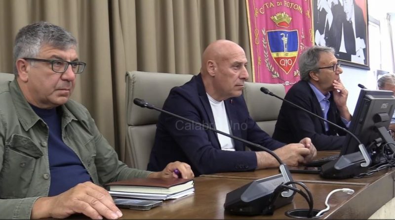 VIDEO – Emergenza acqua, l’ennesimo guasto paralizza la città: il sindaco Voce convoca d’urgenza il COC per gestire la crisi idrica