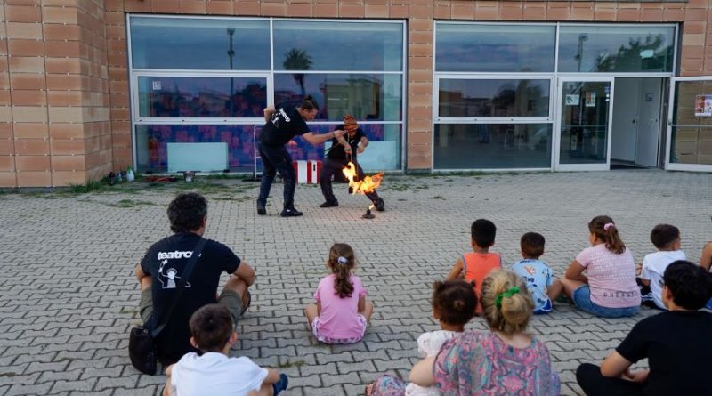 “Intrecci – Abitiamo il Lametino”: con Parata Pop il welfare di comunità prende forma nella rassegna “Famiglie in Gioco”