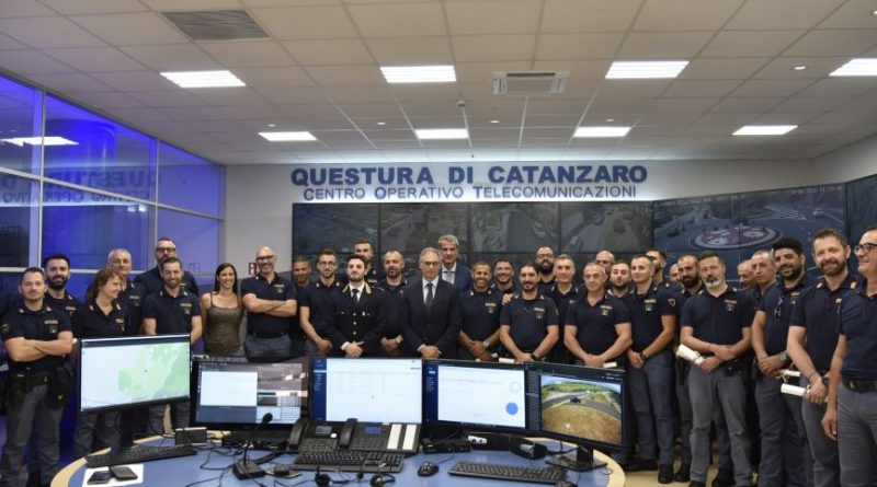 Catanzaro, encomio solenne in Questura: premiati gli agenti delle Volanti per il biennio di frontiera 2024-2025