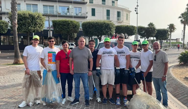 Crotone, i giovani del Rotaract in prima linea: pulizia straordinaria e decoro per il lungomare cittadino