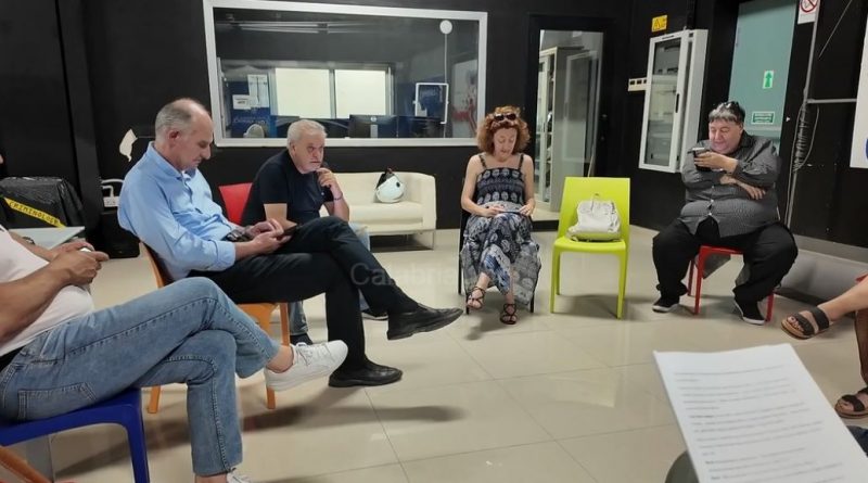 VIDEO – Consiglieri in scena – il teatrino della politica: la satira dei giornalisti crotonesi torna a far ridere e riflettere