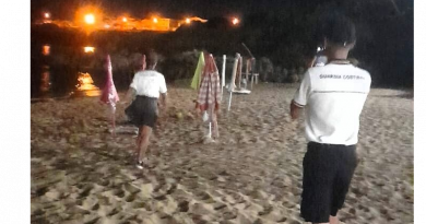Blitz all’alba a Isola Capo Rizzuto: liberate le spiagge occupate da ombrelloni e sdraio “segnaposto”