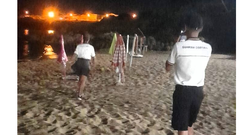 Blitz all’alba a Isola Capo Rizzuto: liberate le spiagge occupate da ombrelloni e sdraio “segnaposto”